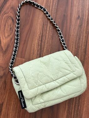 The Marc Jacobs The pillow bag pistachio light green shoulder bag